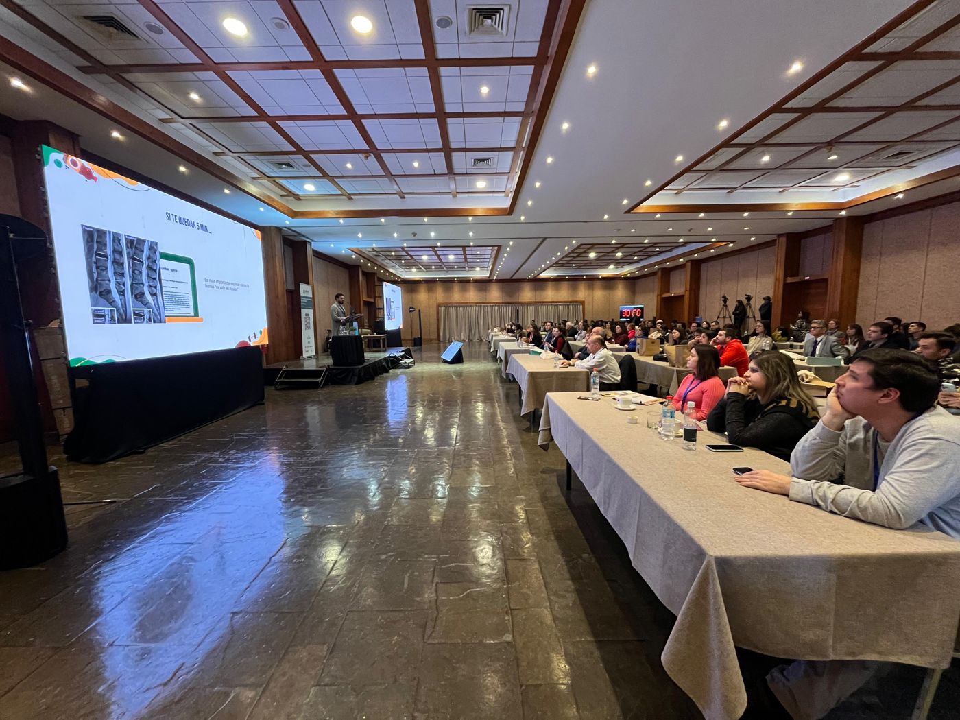 Transmisión de cirugía en vivo durante un congreso médico